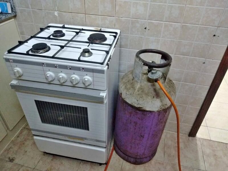 Gas cylinder with 4 gas burner cooker Only 35 BD