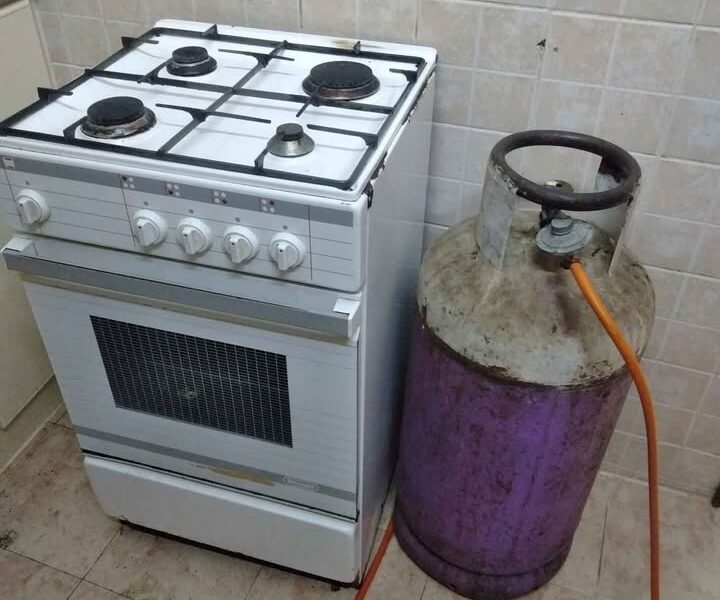 Gas cylinder with 4 gas burner cooker Only 35 BD